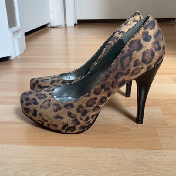 Size 8 guess heels - Picture 2 of 3